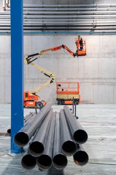 Kranarbeiten in grosser Höhe. (Bild: Urs Bucher)