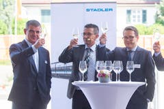 Das Richtspruch-Verlesen will mit Weisswein begleitet sein. (Bild: Urs Bucher)