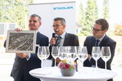 Ein Geschenk vom St.Margrether Gemeindepräsident Reto Friedauer an Peter Spuhler: So hat einst das Altfeld-Areal ausgesehen. (Bild: Urs Bucher)