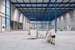 Arbeiter in der Montagehalle. (Bild: Urs Bucher)