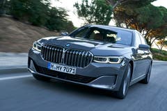 An der Front einigen sich X7 und 7er auf einen riesigen Doppelnierengrill für einen eindrucksvollen Auftritt. Insgesamt wirkt aber die Limousine (hier auf dem Bild) deutlich eleganter und filigraner. Bild: zvg