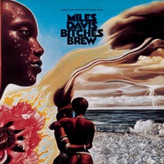 Vor 50 Jahren: Bitches Brew«Bitches Brew», gleich nach «Woodstock» aufgenommen, gilt als Initialzündung für die Hinwendung des Jazz zum Rock. Das Album beeinflusste Legionen von Fusion- und Jazzmusikern und nimmt im Werk von Miles Davis und in der Entwicklung des Jazz eine herausragende Stellung ein.