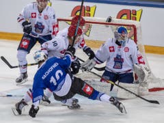 Jérôme Bachofner und die Zuger geraten gegen den dänischen Gegner Rungsted nur vorübergehend in Schieflage (Bild: KEYSTONE/URS FLUEELER)