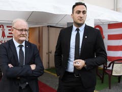 Valentin Zuber vom Komitee «Moutier Ville Jurassienne» (r.) und Pierre-André Comte vom Mouvement autonomiste jurassien sprechen vor einer Jurafahne von einem politischen Entscheid. (Bild: KEYSTONE/ANTHONY ANEX)