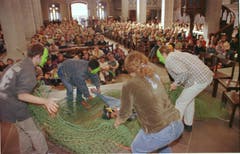 «Allein im Netz» war am Bettag 1998 das Kernthema des sechsten Begegnungstages für Jugendliche im St.Galler Klosterbezirk. Im Bild Aktivitäten in der Laurenzenkirche. (Bild: Archiv «St.Galler Tagblatt»)