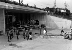 Punkkonzert auf der im Bau befindlichen Stadtautobahn. Vermutlich handelt es sich um den Anlass mit der britischen Band The Insane, an den sich Alex Spirig im «Tagblatt»-Artikel von 2009 (siehe unten) erinnert. (Bild: Stadtarchiv der Ortsbürgergemeinde St.Gallen)