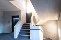 Über das Treppenhaus geht es in den ersten Stock. Es gibt auch einen Lift (links).
