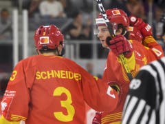Yannick Rathgeb (rechts) bringt die Bieler im ersten Drittel in Führung (Bild: KEYSTONE/ANTHONY ANEX)