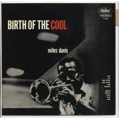 Vor 70 Jahren: The Birth Of The Cool Das Album, das in zwei Studiosessions 1949 und 1950 mit Arrangeur Gil Evans aufgenommen wurde, markiert den Übergang vom Be-Bop zum Cool Jazz. Mit seiner zurückhaltenden, sanften Ästhetik setzte es einen Kontrapunkt zum heissen, extrovertierten Be-Bop. «The Birth Of The Cool» heisst auch ein faszinierender neuer Dok-Film von Stanley Nelson über das Leben von Davis mit bisher nicht gezeigtem Filmmaterial. In diesen Tagen feierte er in den USA Premiere. Am diesjährigen Festival Blue Balls in Luzern wurde er gezeigt und dürfte wohl bald auch auf DVD erhältlich sein.