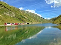 Der Glacier Express auf dem Oberalppass. (Bild: Toni Sieber)