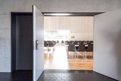 Vom Eingangsbereich geht es direkt in den Saal.