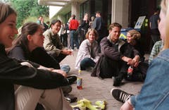 Schülerinnen und Schüler des KV am Rand der Kreuzbleiche bei der Pause. Das Bild datiert ums Jahr 2000. (Bild: Archiv «St.Galler Tagblatt»)