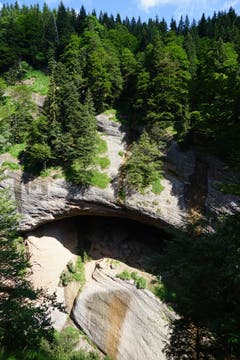 Erst nach und nach erkennt man, wie tief die Schlucht ist. Zur Verdeutlichung: In der Bildmitte auf dem Felsvorsprung, gleich bei der Licht-Schatten-Grenze steht eine Person.