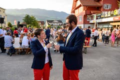 Bäckerin-Konditorin Sonja Durrer aus Kerns (links) und Landschaftsgärtner Mario Enz aus Giswil stossen auf ihre Goldmedaillen an. (Bild: Izedin Arnautovic, 29. August 2019)