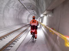 In einem Jahr fahren nicht mehr Bauarbeiter auf Velos, sondern Reisende im Zug durch den 15,4 Kilometer langen Ceneri-Basistunnel. (Bild: KEYSTONE/GAETAN BALLY)