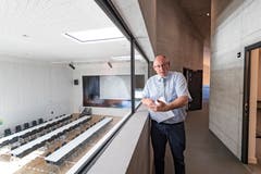 Muolens Gemeindepräsident Bernhard Keller im Obergeschoss. Von dort aus kann man durch eine grosse Glasscheibe auf den Saal runterschauen.
