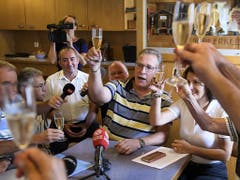 Berntreue aus Moutier stossen nach Bekanntwerden des Urteils mit Champagner an - und fordern den Rücktritt von Separatisten. (Bild: KEYSTONE/ANTHONY ANEX)