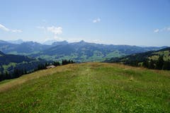 Über einen Bergrücken geht es hinunter Richtung Tal.