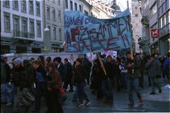 Und wieder das alte Thema der Freiräume: Nach der Besetzung der Abbruchliegenschaft Bavaria an der Speicherstrasse gehen junge Leute auf die Strasse. (Bild: Archiv «St.Galler Tagblatt» - November 1999)