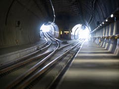 Ausgehöhlt ist er schon seit längerem. In einem Jahr sollen auch regulär Züge durch den Ceneri-Basistunnel verkehren. (Bild: KEYSTONE/GAETAN BALLY)