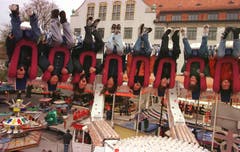 Ausser, dass die Angebote immer wilder werden, hat sich da nicht wirklich viel geändert: Jugendliche im April 1998 auf einer Bahn des St.Galler Frühlingsjahrmarktes. Im Hintergrund das Hadwig-Schulhaus. (Bild: Archiv «St.Galler Tagblatt»)