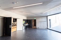 Der Eingangsbereich ist dank der grossen Glasfront lichtdurchflutet.