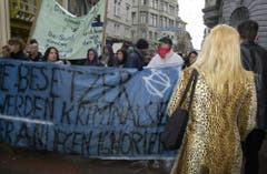 Die 1980er-Jahre waren auch in der Stadt St.Gallen ein politisch bewegtes Jahrzehnt. Im Bild eine undatierte Kundgebung für ein Jugendzentrum: Das Bild stammt vermutlich aus den 1990er-Jahren. Die Forderung der Jugendbewegung vom Anfang der 1980er-Jahre nach Freiräumen blieb bis Ende der 1990er-Jahre aktuell. (Bild: Archiv «St.Galler Tagblatt»)