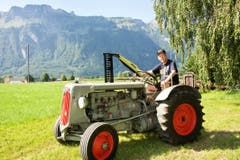 Dieser Hürlimann ist Roman Bergers Stolz. Es ist der erste Traktor, der 1952 in Salez eingesetzt wurde.