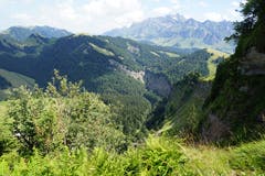 Immer wieder fällt der Blick zurück in die zerklüftete Schlucht, die man zuvor durchschritten hat.