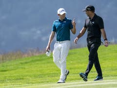 Matthew Fitzpatrick (links), hier im Gespräch mit Sergio Garcia, wahrt seine Chance auf den dritten Crans-Montana-Triumph in Folge mit einer 70er-Runde (Bild: KEYSTONE/ALEXANDRA WEY)