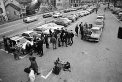 Vielfältige Jugendszene: Punks und andere jugendliche Konzertbesucher um 1985 auf dem Parkplatz vor der Grabenhalle. (Bild: Stadtarchiv der Ortsbürgergemeinde St.Gallen)