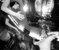 Eine Disco um 1999 im legendären «Ozon» an der Goliathgasse. In den gleichen Räumen war zuvor das «Africana» untergebracht, das in den 1970er- und 1980er-Jahren ein Treffpunkt vieler junger Leute war. (Bild: Archiv «St.Galler Tagblatt»)