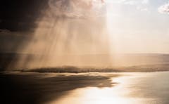 Sonnenstrahlen und Regen im Ennetsee. (Bild: Daniel Hegglin, Zugerberg, 2. August 2019)