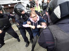 Die Polizei hat die bekannte Oppositionelle Lyubow Sobol kurz vor der Kundgebung in Moskau festgenommen. (Bild: KEYSTONE/AP/DMITRY SEREBRYAKOV)