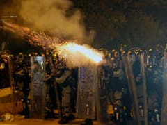 Die Polizei hat in Hongkong Tränengas und Schlagstöcke gegen regierungskritische Demonstranten eingesetzt. (Bild: KEYSTONE/AP/VINCENT THIAN)