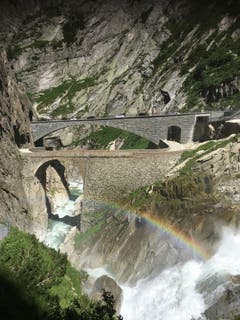 Das Schmelzwasser, das bei der Teufelsbrücke in die Tiefe stürzt, zaubert vor die alte und die neue Teufelsbrücke einen Regenbogen. (Bild: Uwe Zaugg, Teufelsbrücke bei Andermatt, 5. Juli 2019)