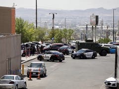 Grosseinsatz der Polizei vor dem Einkaufszentrum in El Paso. (Bild: KEYSTONE/EPA/IVAN PIERRE AGUIRRE)
