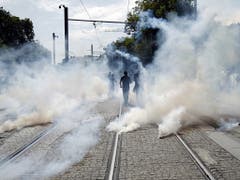 Die Polizei geht mit Tränengas gegen die Demonstrierenden in Nantes vor. (Bild: KEYSTONE/EPA/THIBAULT VANDERMERSCH)