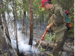 Die Feuerwehr ist auch im Einsatz in der Region Krasnojarsk. Am Samstag zählten die Behörden insgesamt noch 174 Waldbrände auf einer Fläche von etwa 125'000 Hektar. (Bild: Keystone/AP Press Press Service of the Ministry of Forestry of t)
