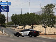 Schüsse im Einkaufszentrum: Ein Polizeiauto steht an der Einfahrt zu dem Walmart in El Paso, Texas. (Bild: KEYSTONE/EPA/IVAN PIERRE AGUIRRE)
