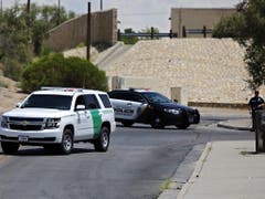 Schüsse im Einkaufszentrum: Schwerbewaffnete Einsatzkräfte vor dem Walmart. (Bild: KEYSTONE/EPA/IVAN PIERRE AGUIRRE)