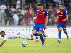 Albian Ajeti (hier im Match in Sitten) setzt sich durch. Mit seinen Toren könnte Basel sogar in die Champions League gelangen (Bild: KEYSTONE/JEAN-CHRISTOPHE BOTT)
