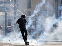 Die Polizei feuert Tränengas auf Demonstrierende in Nantes. (Bild: KEYSTONE/EPA/THIBAULT VANDERMERSCH)