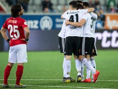 Basels Spieler feiern neben Thuns Kevin Bigler das 2:1 (Bild: KEYSTONE/PETER SCHNEIDER)