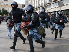 Bei der nicht bewilligten Demonstration in Moskau nahm die Polizei erneut hunderte Menschen in Gewahrsam. (Bild: KEYSTONE/AP/ALEXANDER ZEMLIANICHENKO)