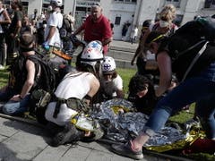 Erste Hilfe für verletzte Demonstranten in Nantes. (Bild: KEYSTONE/EPA/THIBAULT VANDERMERSCH)