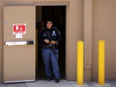 Ein Polizist bewacht einen Notausgang in dem Einkaufszentrum in El Paso. (Bild: KEYSTONE/EPA/IVAN PIERRE AGUIRRE)