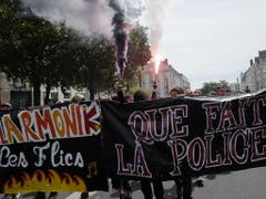 Der Demonstrationszug in Nantes protestiert gegen den Tod eines Mannes. (Bild: KEYSTONE/EPA/THIBAULT VANDERMERSCH)