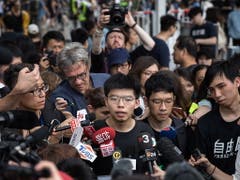 Der Hongkonger Aktivist Joshua Wong (Bildmitte) ist am Freitagmorgen in Polizeigewahrsam genommen worden. (Bild: KEYSTONE/EPA/JEROME FAVRE)