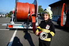Manuel als jüngster Grabser «Feuerwehrmann» zeigt hier jedenfalls schon Begeisterung. Bild: Hansruedi Rohrer